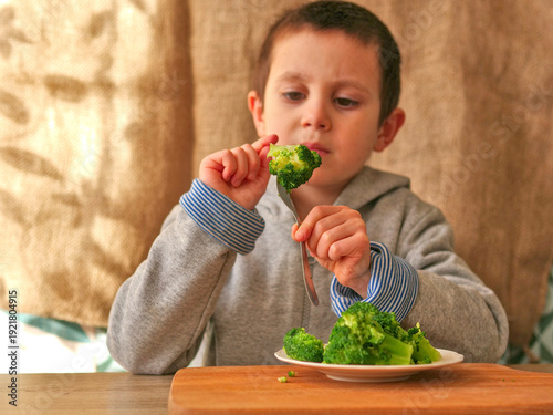 Cuadro en lienzo Child exploring texture of healthy broccoli