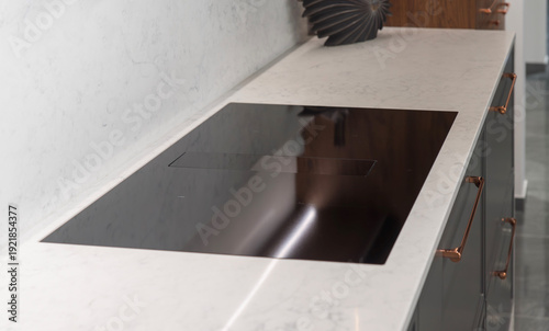 Φωτογραφία Black glass induction cooktop with integrated hood