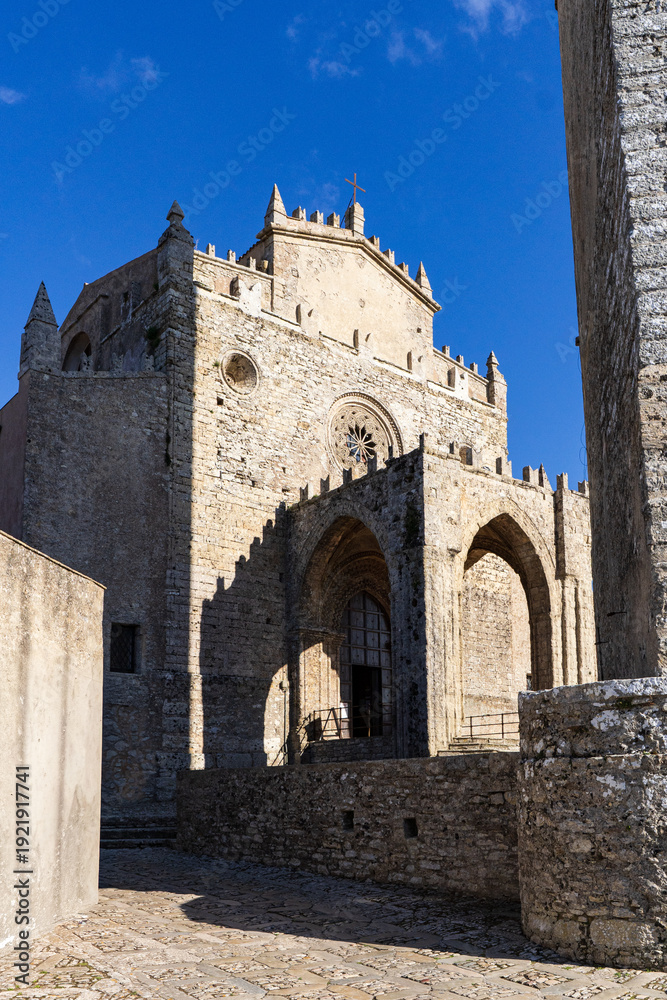 Obraz premium Imposing Chiesa Madre (Mother Church) and its Medieval Bell Tower in the Historic Village of Erice, Sicily