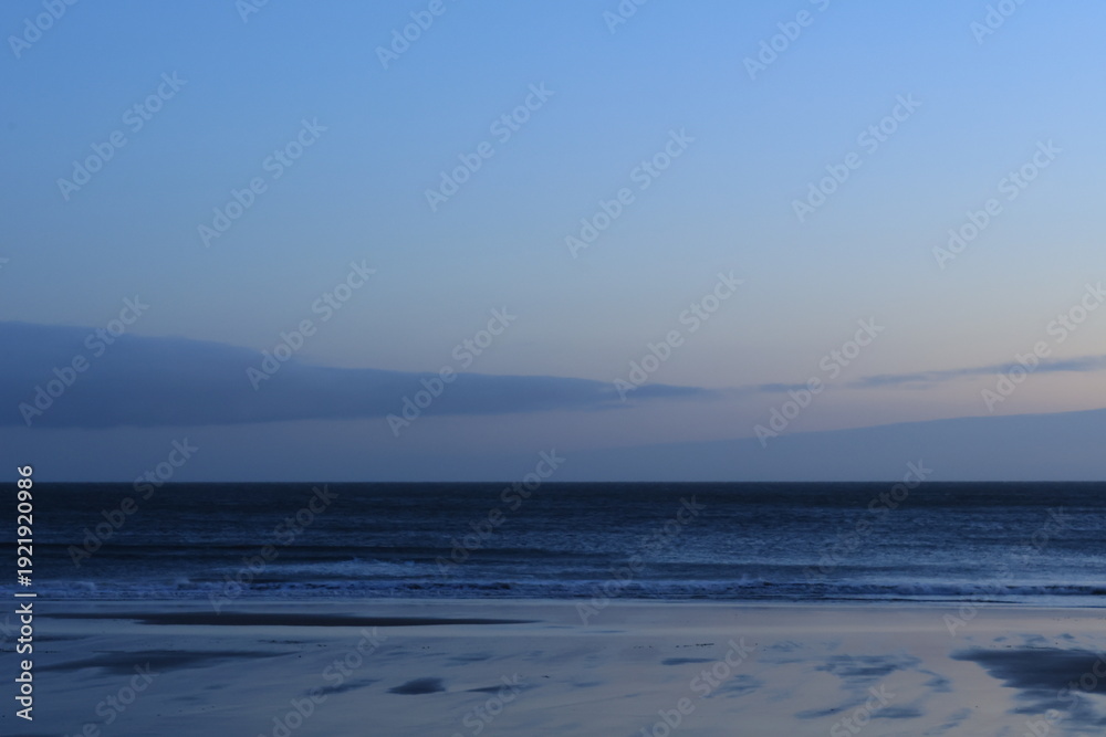 Obraz premium Sunrise over the ocean on a winters day