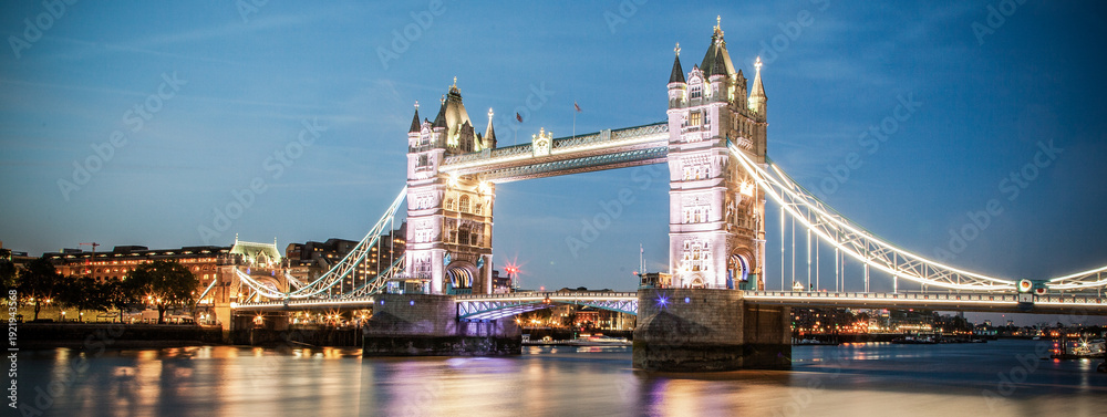 Naklejka premium tower bridge at night, London, UK