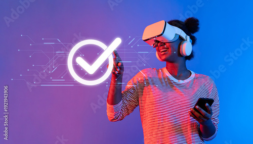Fotografia A joyful young woman engages with virtual reality technology, highlighting themes of quality assurance and user experience within a vibrant digital environment