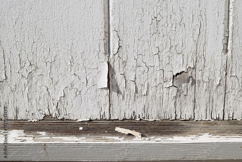 白壁の剥がれた塗装
