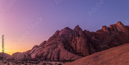 Fotografía Namibia - Spitzkoppe - Panoramic view of rugged granite mountain range illuminat