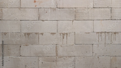 Foto Grey aerated concrete block wall texture with cement drips
