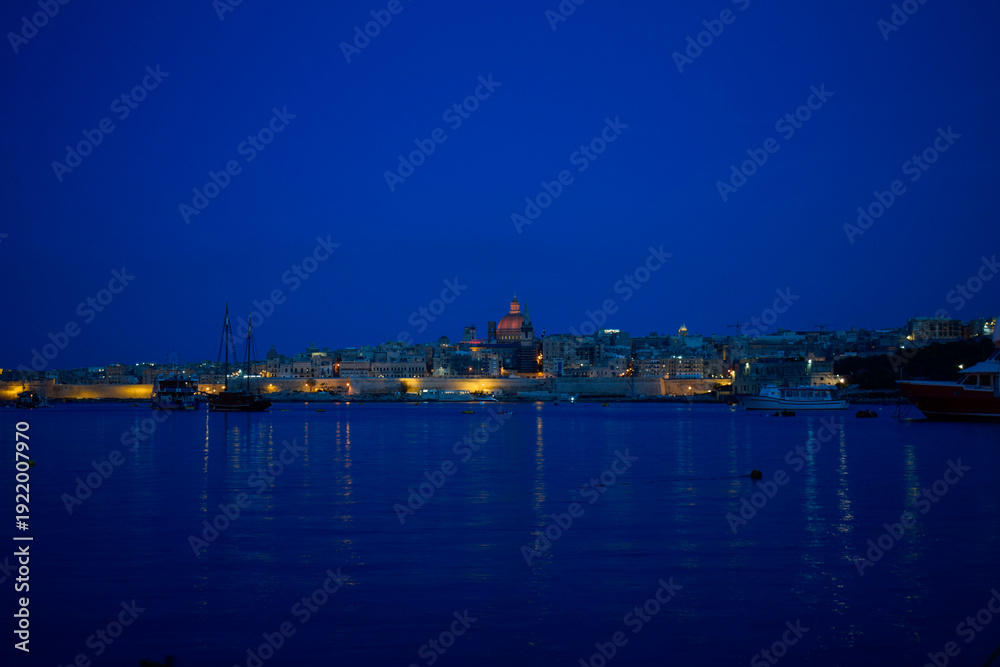 Obraz premium Valletta Skyline at Dusk — Malta’s Timeless Glow Across the Harbour