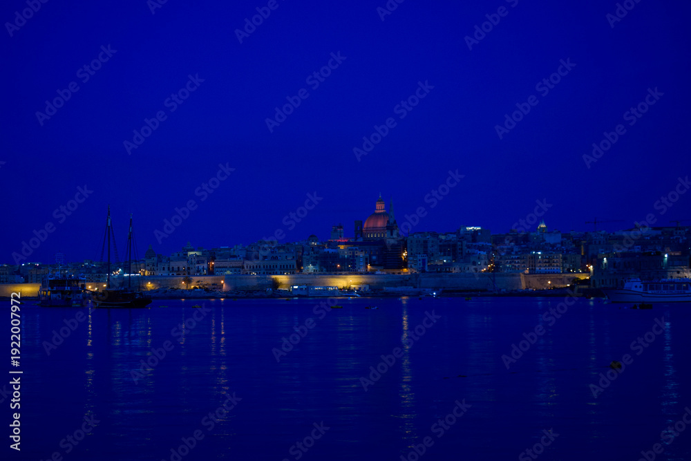 Obraz premium Valletta Skyline at Dusk — Malta’s Timeless Glow Across the Harbour
