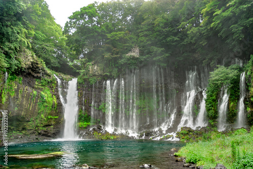 白糸の滝の清涼なパノラマ：富士の湧水が描く無数の絹糸と碧き滝壺 / Cool Panorama of Shiraito Falls: Countless Silk Threads of Fuji's Spring Water and a Blue Basin
