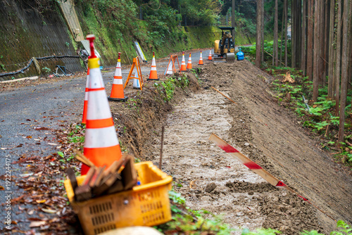 道路工事の現場　山道の路肩の修復