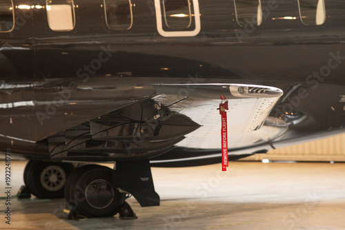 Foto Gulfstream G wheel closeup in hangar showing polished fuselage and red removebef