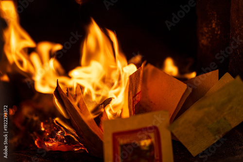 Foto The moment the paper money burned fiercely inside the incense burner