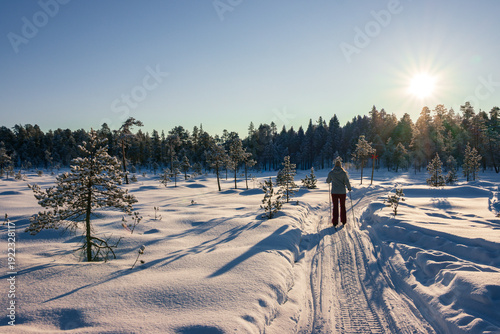 Foto Person cross country skiing on the frozen surface of Lake Inari in Finnish Lapland near Ivalo