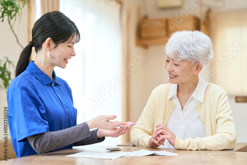 Bilde på lerret 訪問介護で服薬介助をするアジア人介護士