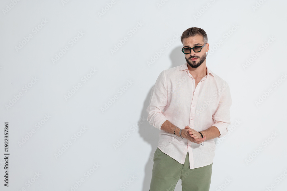 Fototapeta premium Stylish man with sunglasses rubbing hands together