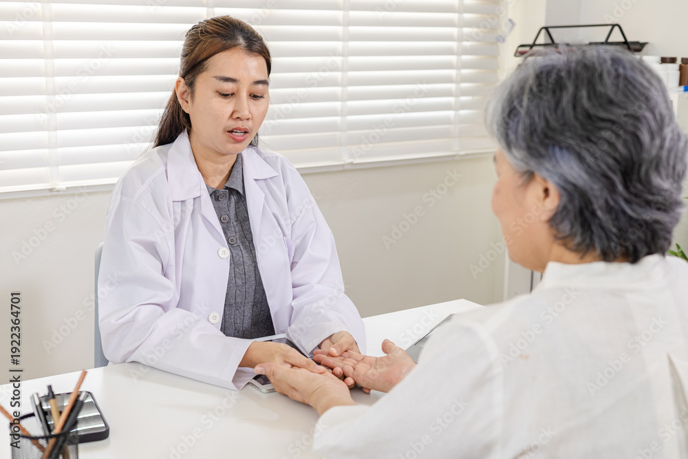 Obraz premium Senior, doctor, healthcare, elderly, medical, patient modern clinic consultation, diagnosis discussion female physician providing medical advice, clear communication, and supportive consultation