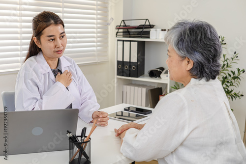 Cuadro en lienzo Clinic, doctor, elderly, patient, Healthcare consultation between female doctor