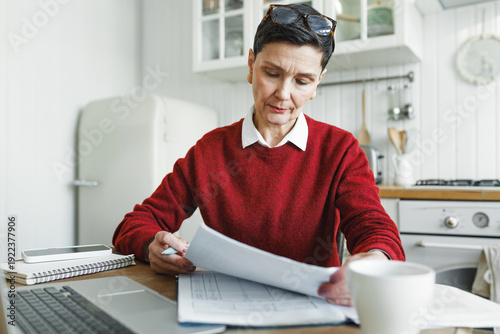 Foto Indoor image of aged stylish accountant general making annual financial report s