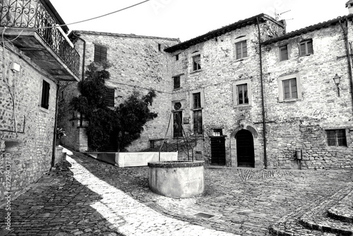 Borghi Italiani in bianco e nero. Gli antichi vicoli del centro storico di Monterone, antico borgo medievale.Provincia di Arezzo. Toscana, Italia