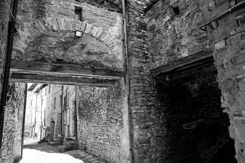 Borghi Italiani in bianco e nero. Gli antichi vicoli del centro storico di Monterone, antico borgo medievale.Provincia di Arezzo. Toscana, Italia