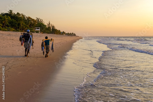 Quadro su tela Pêcheurs au crépuscule sur une plage à Madagascar