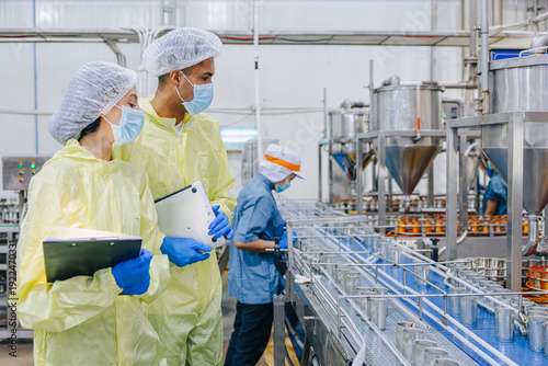 Φωτογραφία Food hygiene inspector team work examination food production process in line at