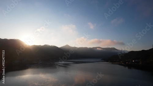 해 뜨는 아침 강가 풍경