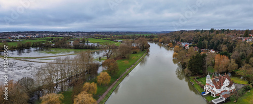 Panel kuchenny z motywem Aerial photograph of Caversham Heights in Reading, UK, showing residential housing, river thames greenery, and suburban streets from an elevated drone perspective in a suburban English neighborhood.