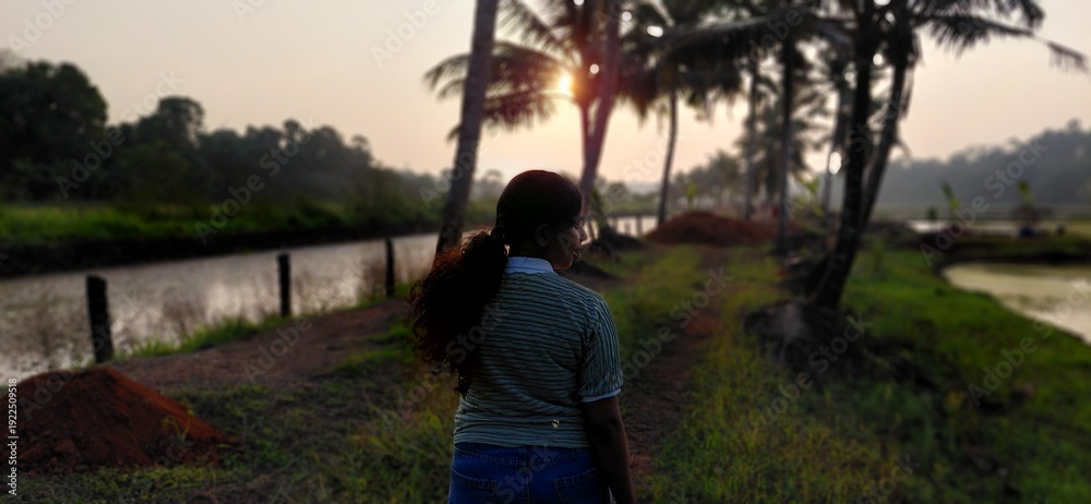 Obraz premium young women walking at sunset location