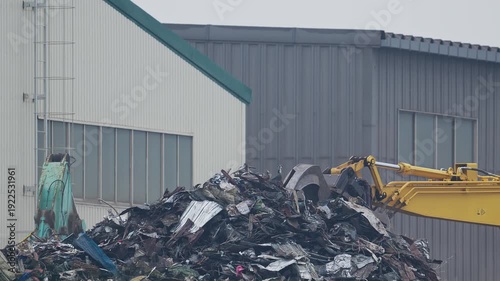 産業廃棄物を処理する重機 (音声あり)