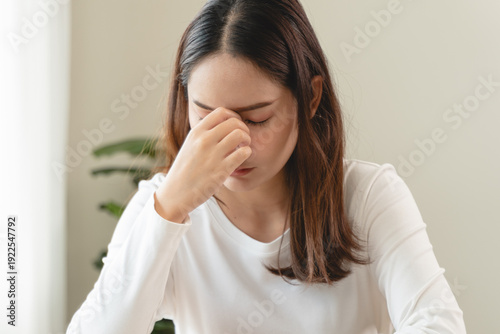 Valokuva Eye problem concept, fatigue asian young woman tired eyes, irritated rubbing eye