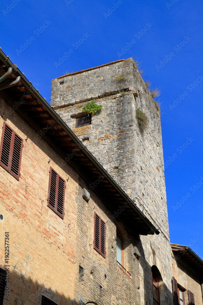Fototapeta premium The historic medieval center of the Italian hill town of San Gimignano, Italy