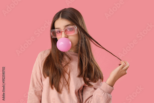 Photos Trendy girl blowing bubble gum on pink background