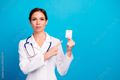 Εκτύπωση καμβά Doctor shows blister pill during a checkup with professional care in a blue stud