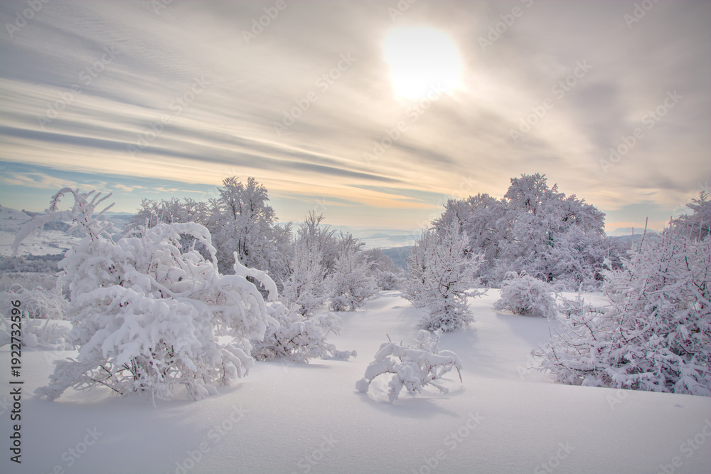 Obraz premium Winter snowy sunset in the mountains