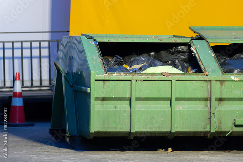 Foto green dumpster filled with resident debris