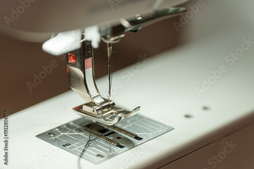Canvastavla Close view of sewing machine needle and presser foot during stitching process in