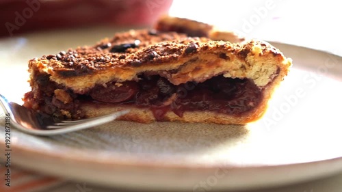 切り分けた自家製カントリー風チェリーパイ