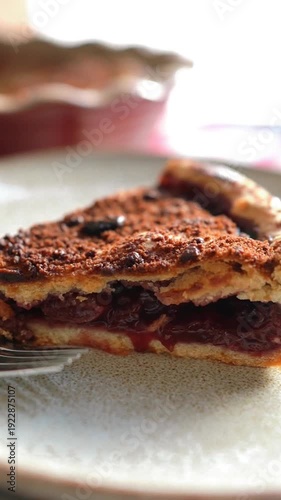 焼きたてのカントリー風チェリーパイ