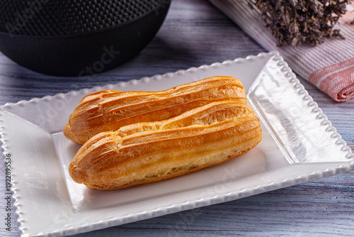 Fotografie Sweet baked eclair dessert with cream