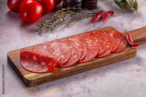 Foto Spicy sliced chorizo sausages snack