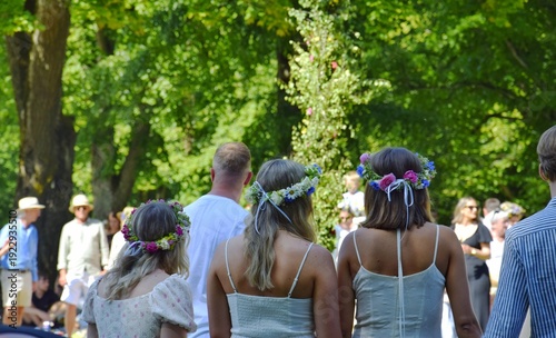 фотографія Girls wear wreaths of wildflowers on their heads