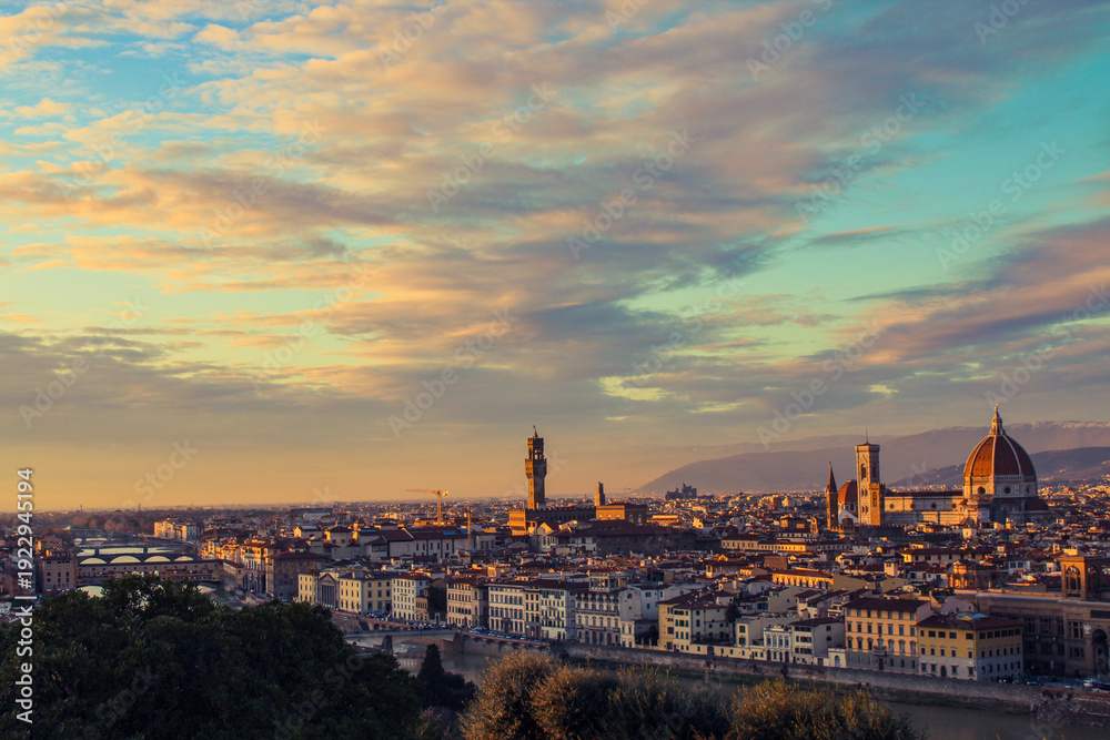 Obraz premium Panoramic view of Florence, Italy, at sunset. Famous view on Firenze and Santa Maria del Fiore Cathedral from the Michelangelo Square (Piazzale Michelangelo) in Florence, Tuscany, Italy.
