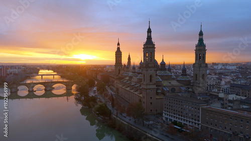 Foto Aerial View Capturing Sunset Glow Illuminating Cathedral Domes And Tranquil River Reflections