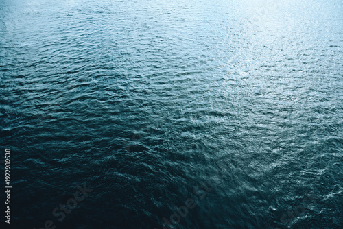 Billede på lærred Abstract blue water texture with subtle light reflections and smooth ripples, tranquil aquatic surface pattern