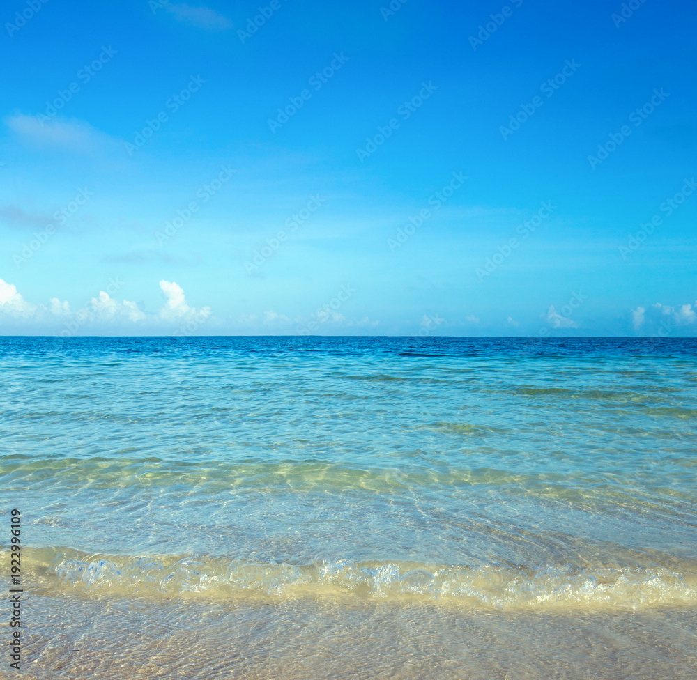 Obraz premium Beautiful sky and blue sea