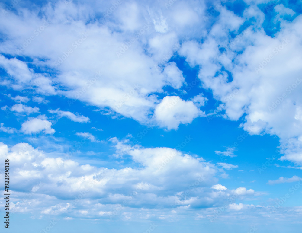 Obraz premium White clouds in blue sky