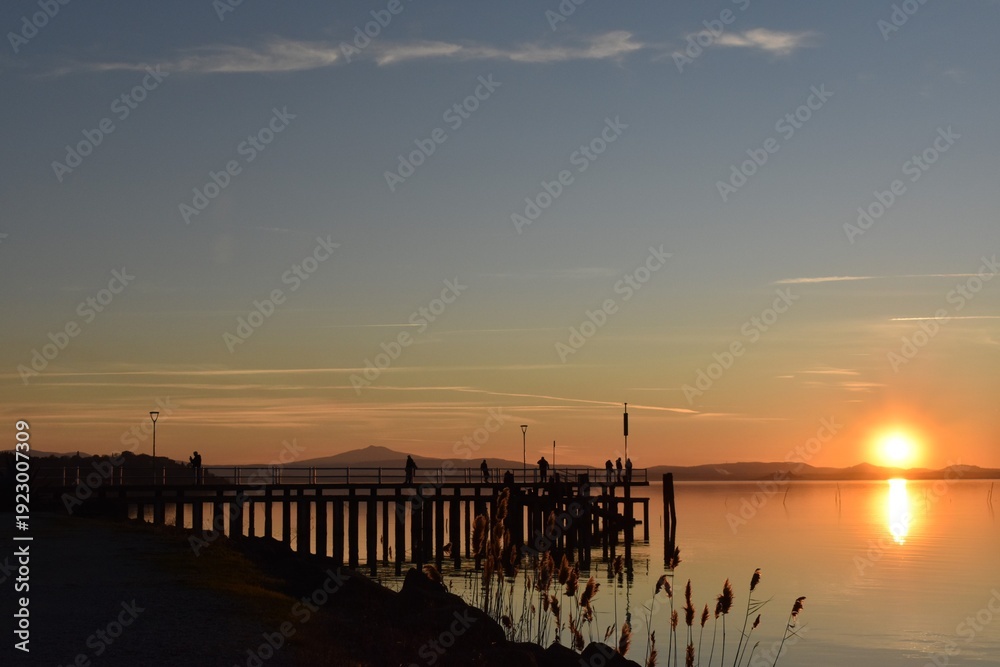 Fototapeta premium tramonto al molo d'inverno