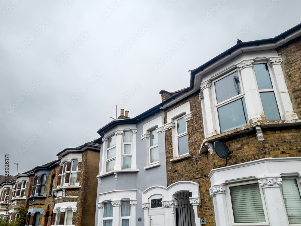 Obraz premium A street view of Victoria style residential terrace houses in a London suburb.