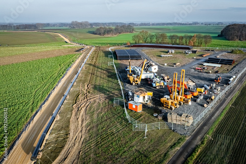 Neubau einer Methangas-Pipeline, Lager - und Verteiplatz für die Stahlrohre und die erforderlichen Baumaschinen - Luftbild.
