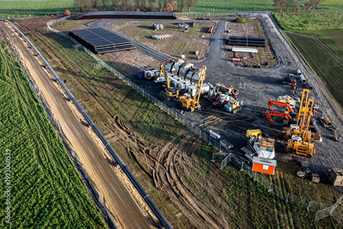 Neubau einer Methangas-Pipeline, Lager - und Verteiplatz für die Stahlrohre und die erforderlichen Baumaschinen - Luftbild.